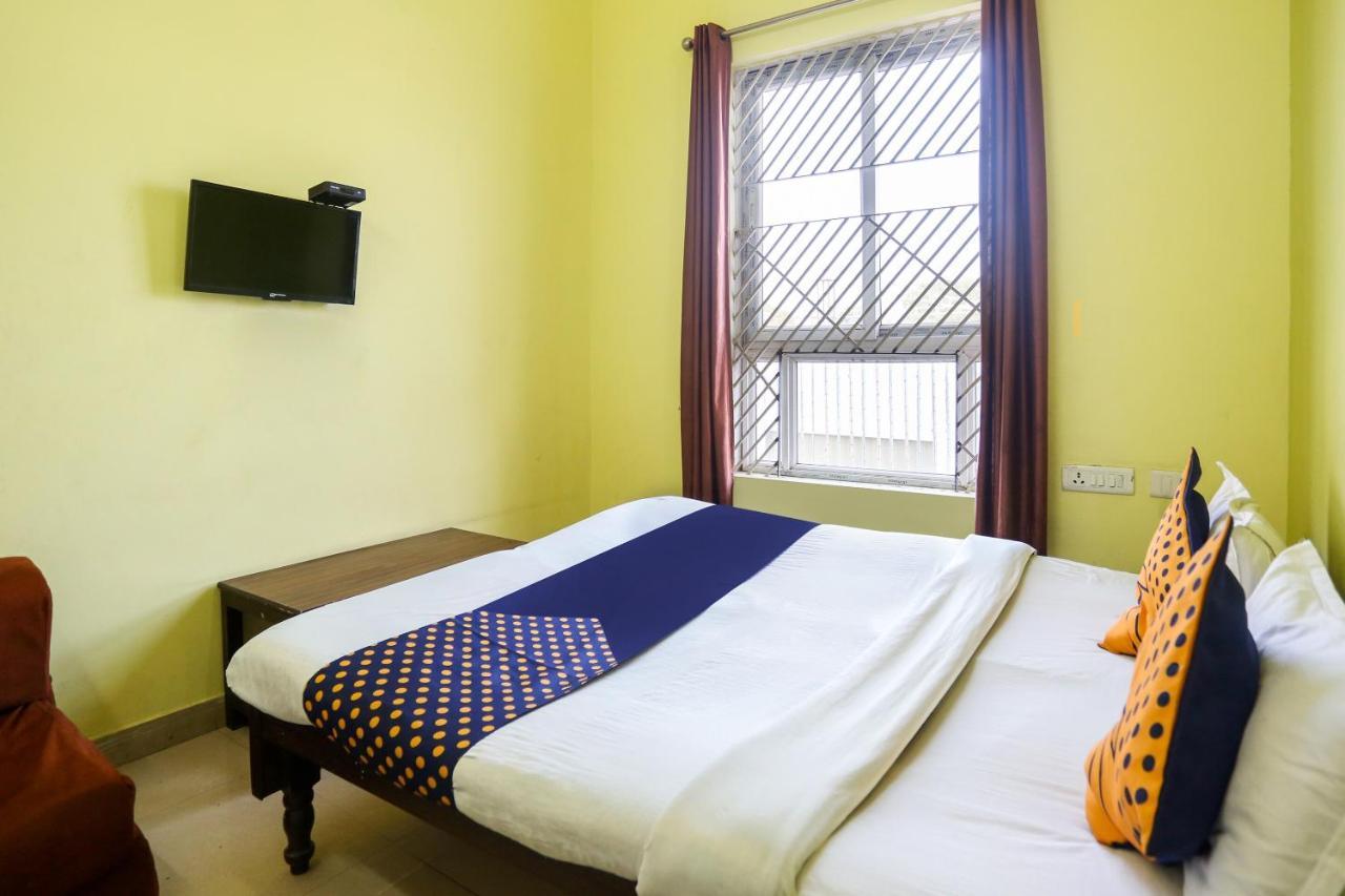 Spot On 72060 Hotel Kaushik Kakarmatha Exterior foto
