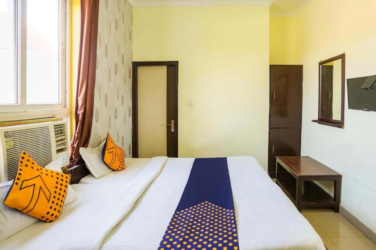 Spot On 72060 Hotel Kaushik Kakarmatha Exterior foto