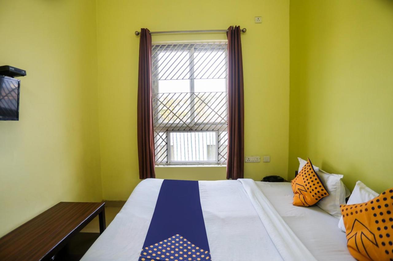 Spot On 72060 Hotel Kaushik Kakarmatha Exterior foto